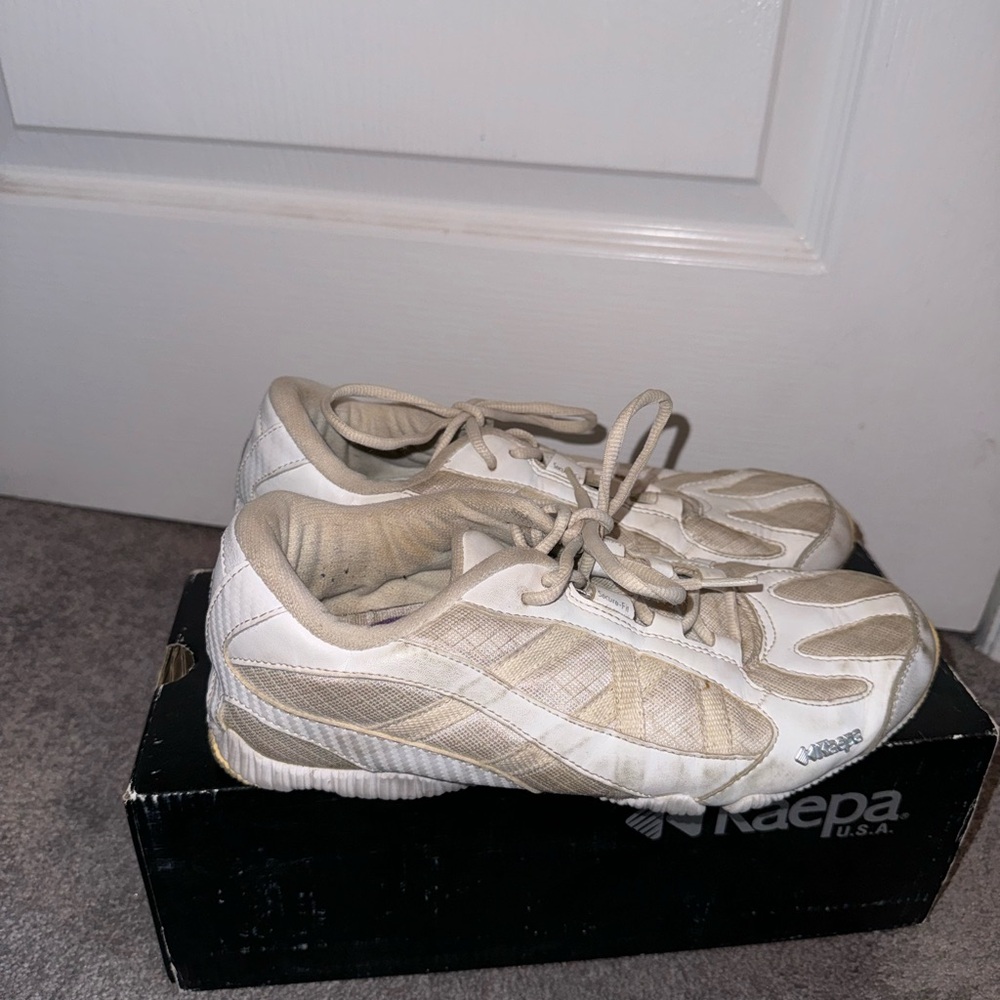 Cheer shoes